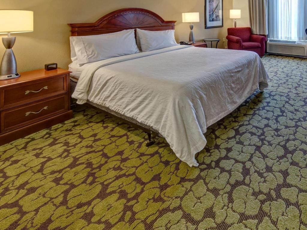 高級寝具、セーフティボックス (室内)、デスク、アイロン / アイロン台