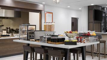 Se ofrece un desayuno bufé (12.95 USD por persona)