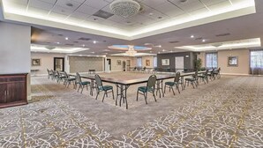 A conference room with a large table and chairs, carpeted floor, and ceiling lights. - Holiday Inn Express Hotel & Suites Clearwater/Us 19 N by IHG (Clearwater)