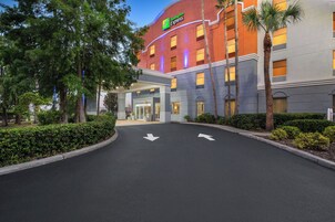 Ingresso di un hotel Holiday Inn Express, con vialetto pulito e frecce direzionali.