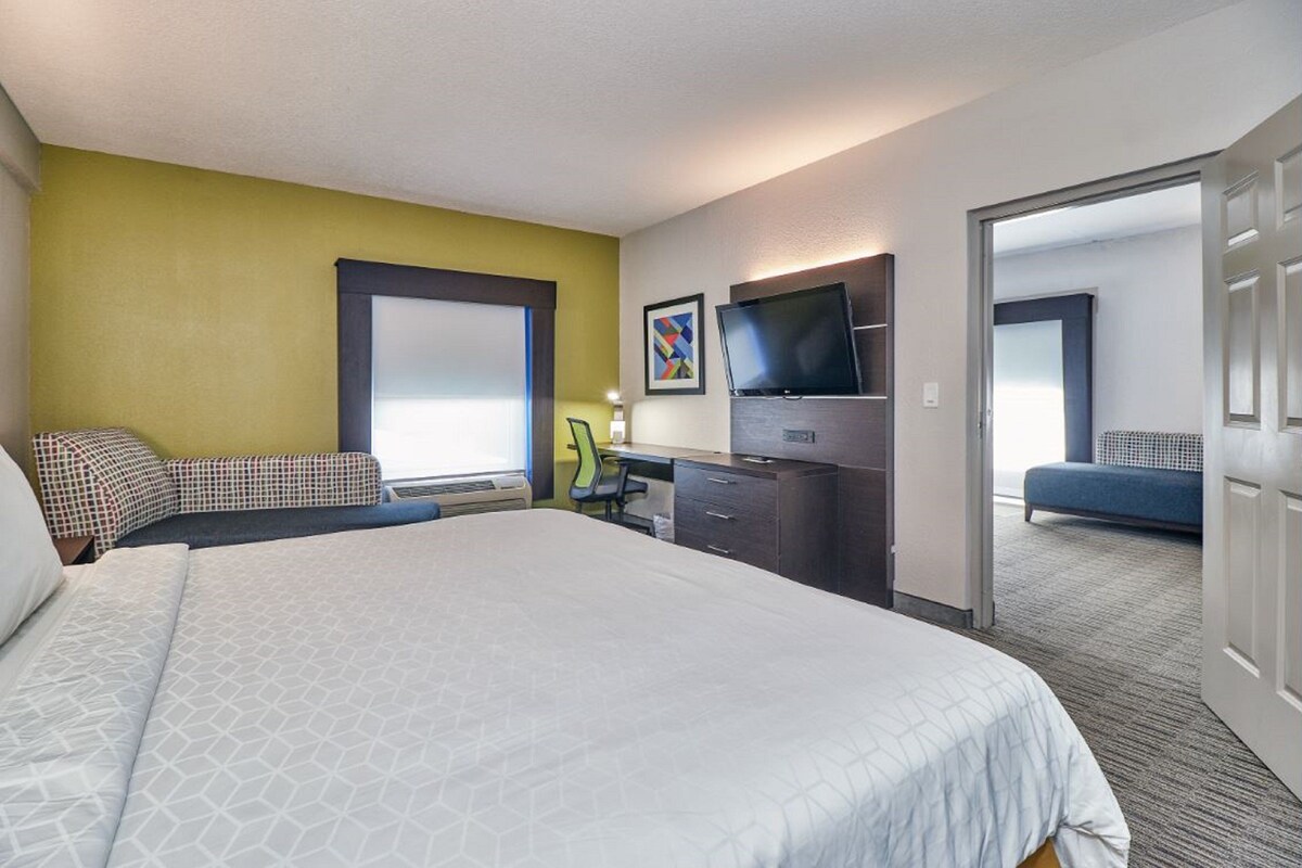Suite, 1 Bedroom | In-room safe, desk, iron/ironing board, free cots/infant beds