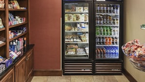 Una macchina per bevande self-service con una selezione di bevande e snack.