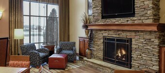 햄프턴 인 & 스위트 영스타운-캔  필드