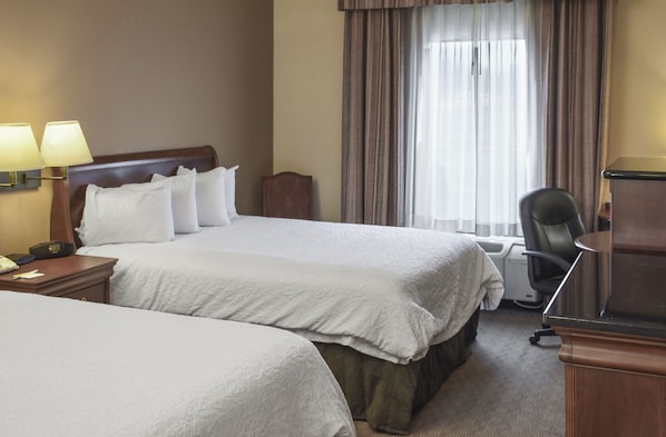A hotel room with two beds, a desk, a chair, and a desk lamp. - Hampton Inn & Suites Youngstown-Canfield (Canfield)