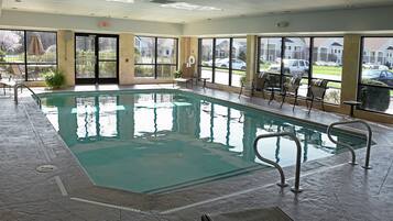 Una piscina cubierta