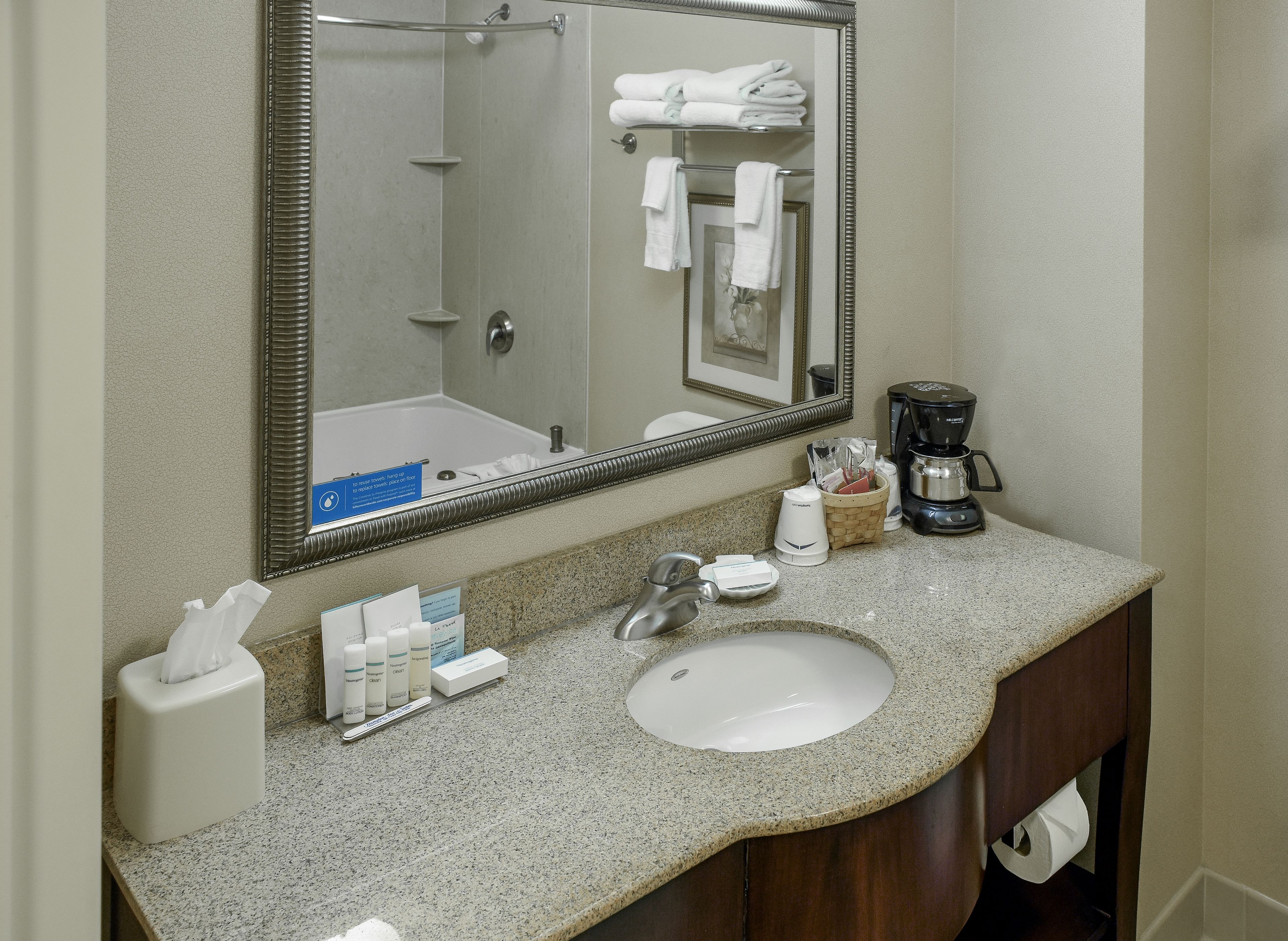 1 King Bed, Non Smoking | Bathroom | Combined shower/bathtub, free toiletries, hair dryer, towels