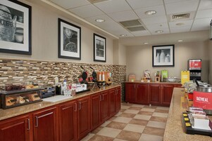 Café da manhã completo grátis todos os dias