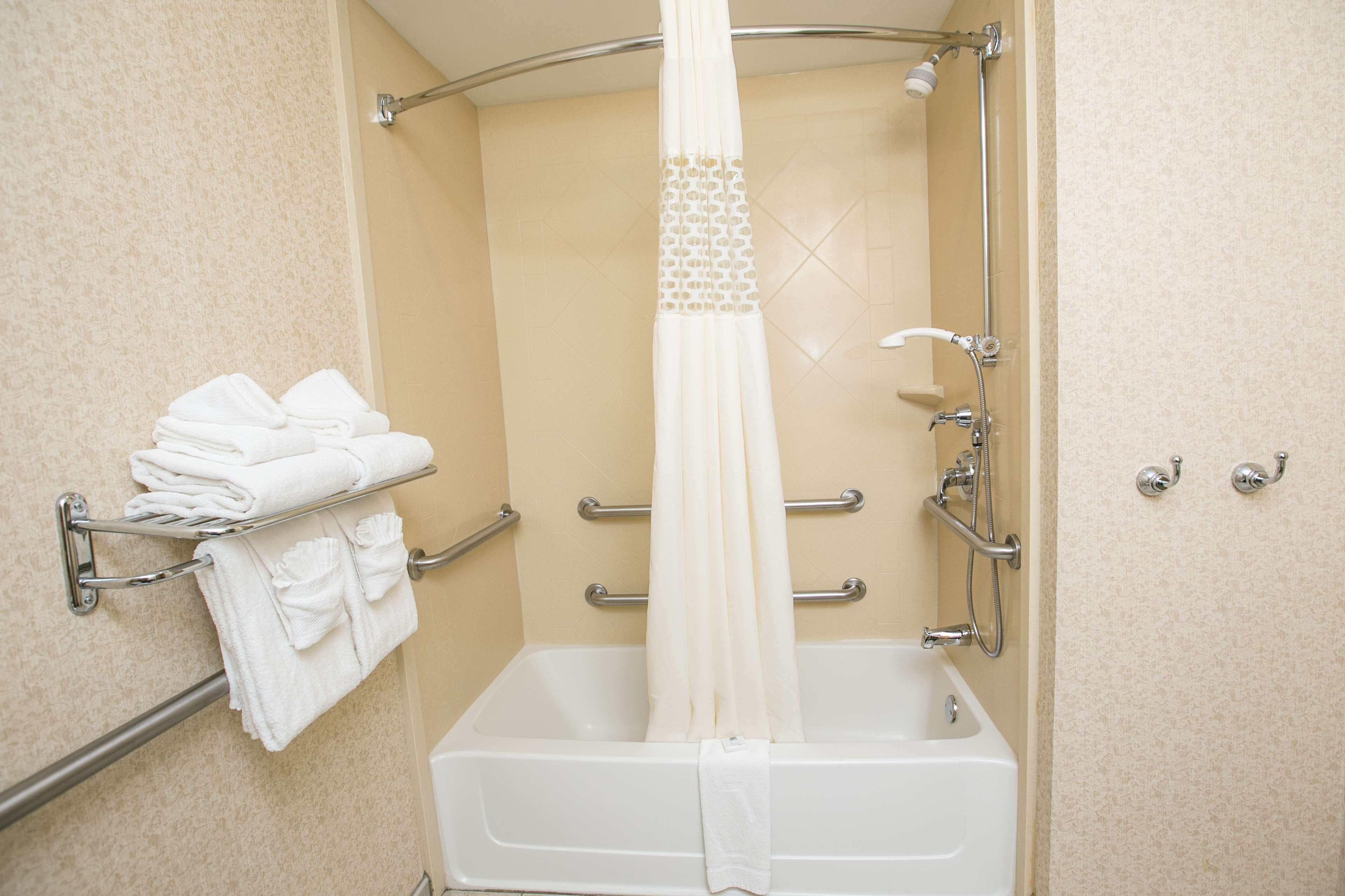 room, 1 king bed, accessible | bathroom | combined shower/bathtub, free toiletries, hair dryer, towels