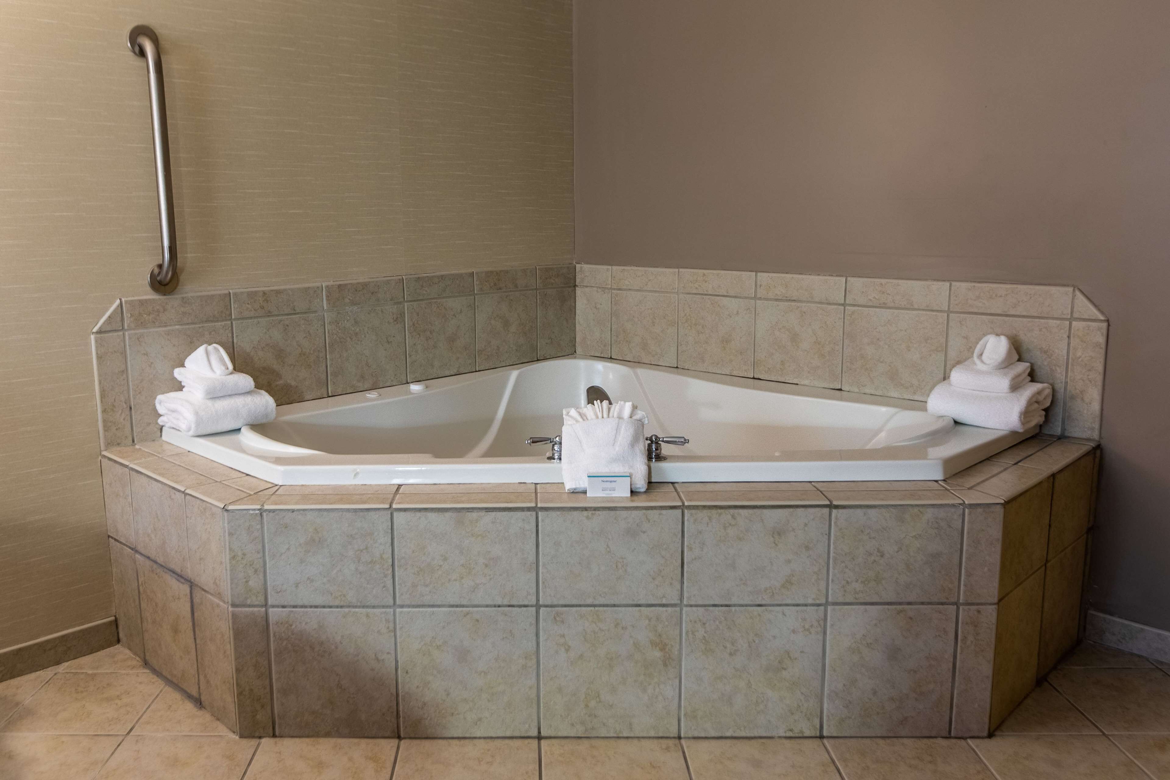 one king bed, non-smoking | bathroom | combined shower/bathtub, free toiletries, hair dryer, towels