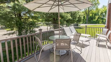 Inomhuspool med öppettider 07.00 till 21.00, och solstolar