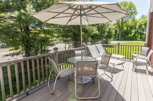 Una piscina techada, sillones reclinables de piscina