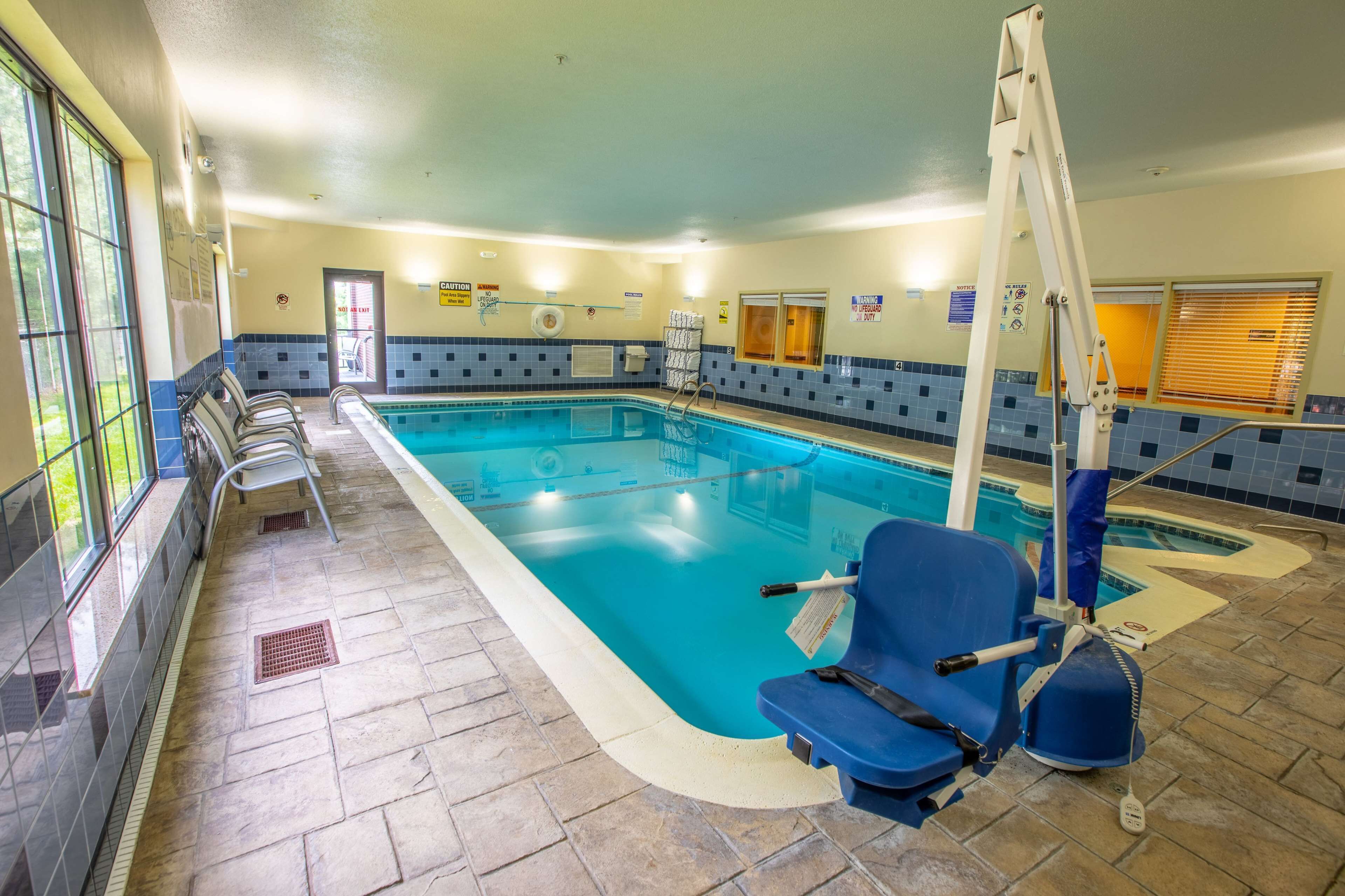indoor pool, open 7 am to 9 pm, pool loungers