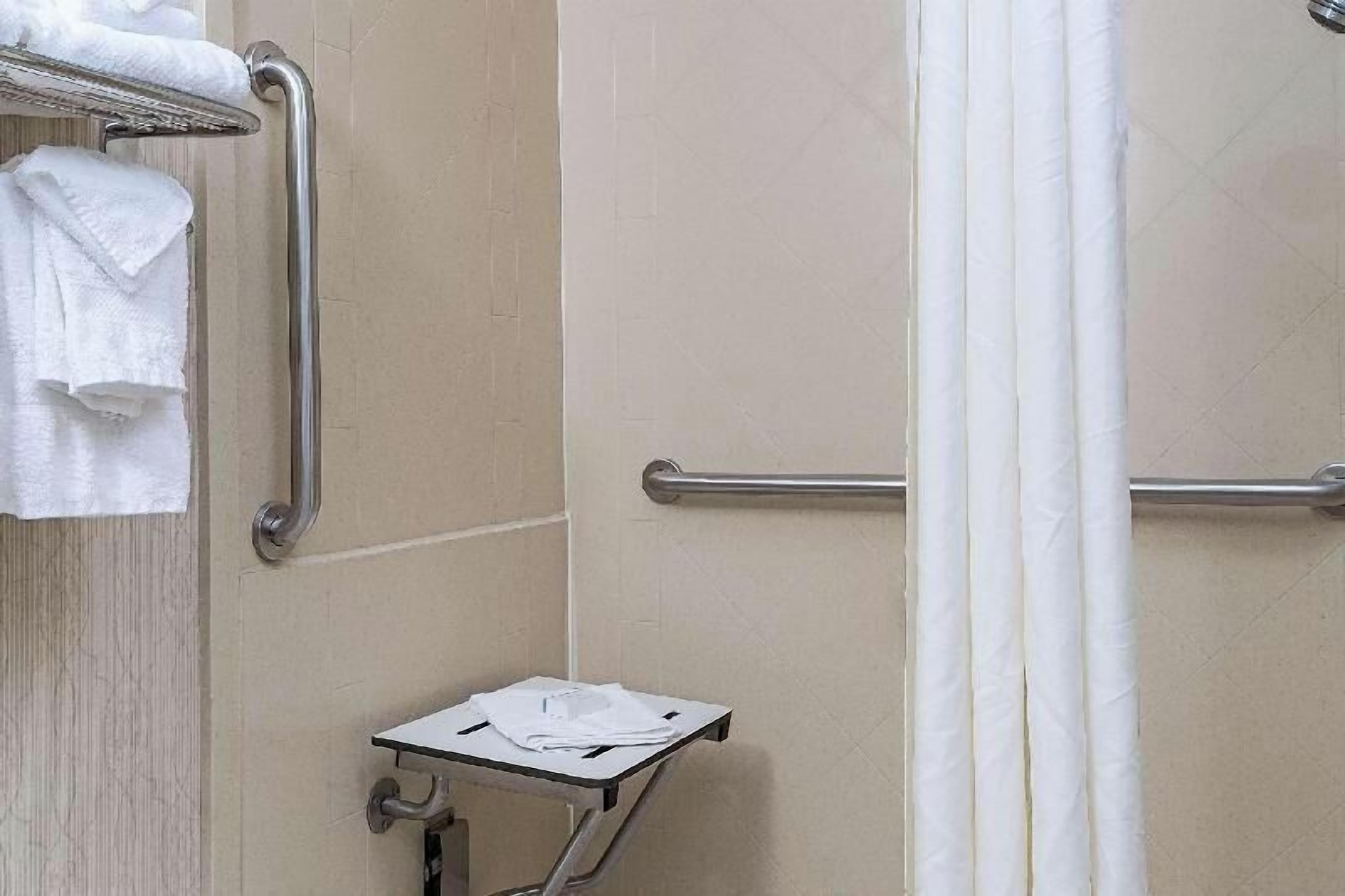 Bathroom | Combined shower/tub, eco-friendly toiletries, hair dryer, towels