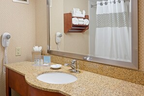 Kombinasi shower/bathtub dan perlengkapan kamar mandi ramah lingkungan
