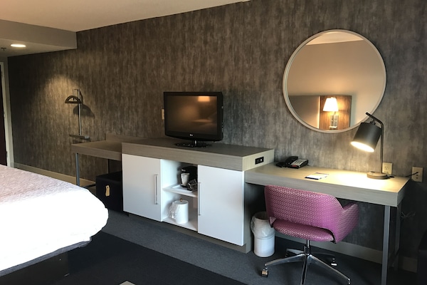 Edredón, cortinas blackout y tabla de planchar con plancha