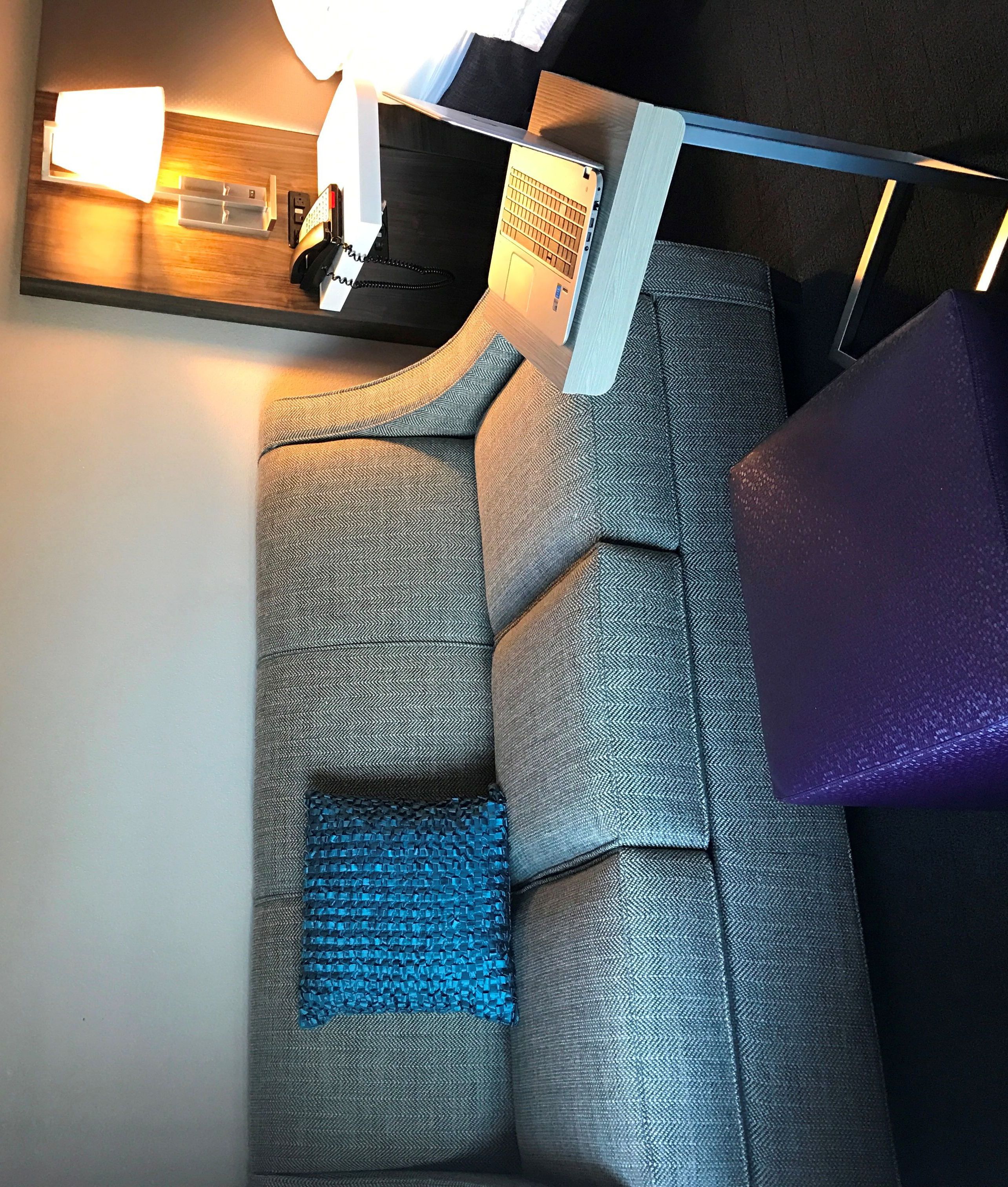 Donsdekens, verduisterende gordijnen, een strijkplank/strijkijzer