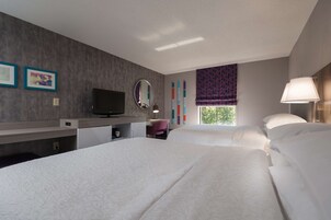 Cubrecamas, cortinas blackout y tabla de planchar con plancha 