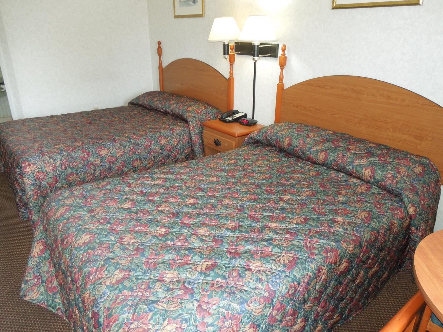 Escritorio, tabla de planchar con plancha, wifi gratis y ropa de cama 