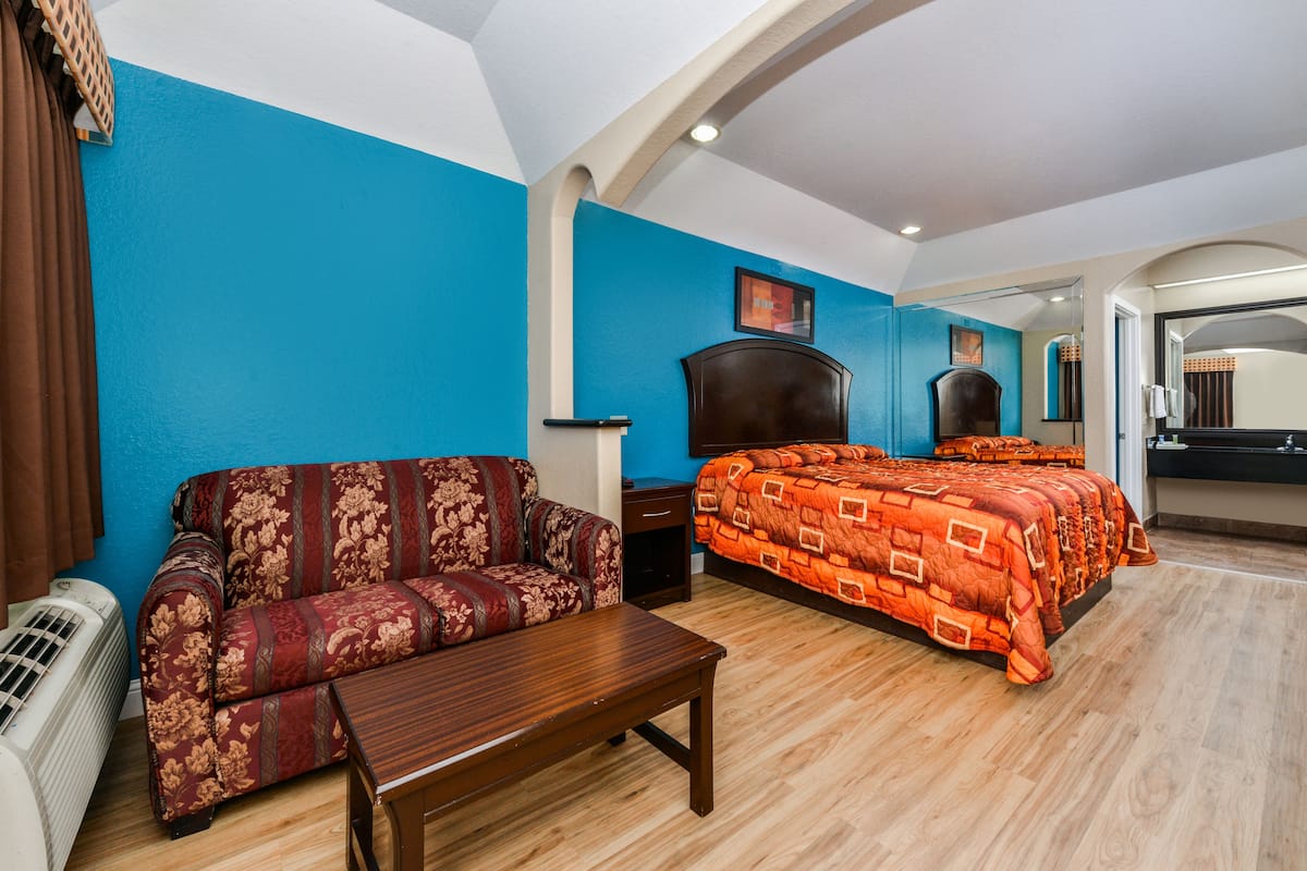 Room, 1 King Bed, Smoking | Desk, soundproofing, free WiFi, bed sheets