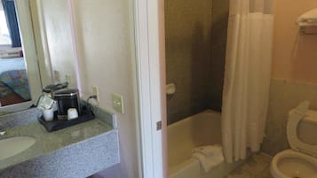 Combined shower/bathtub, free toiletries, hair dryer