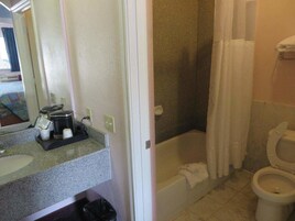 Bañera con ducha, artículos de tocador gratuitos, secador de pelo