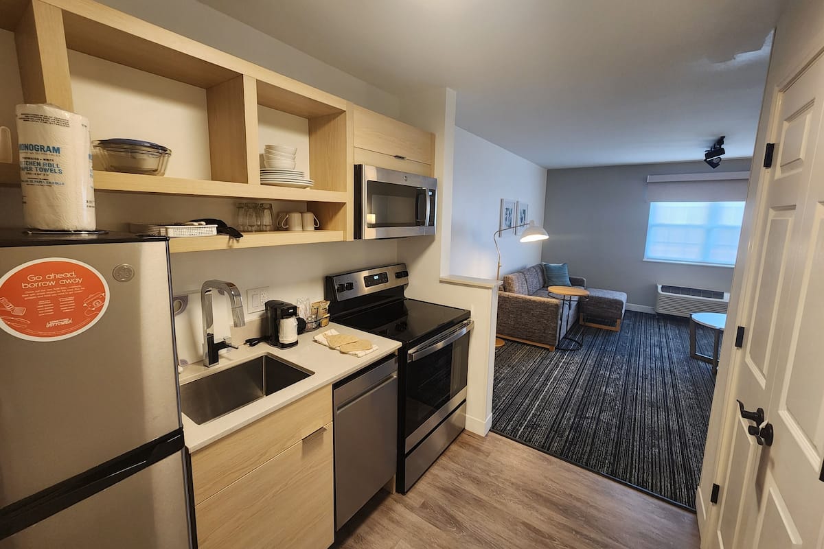 fridge, microwave, stovetop, dishwasher