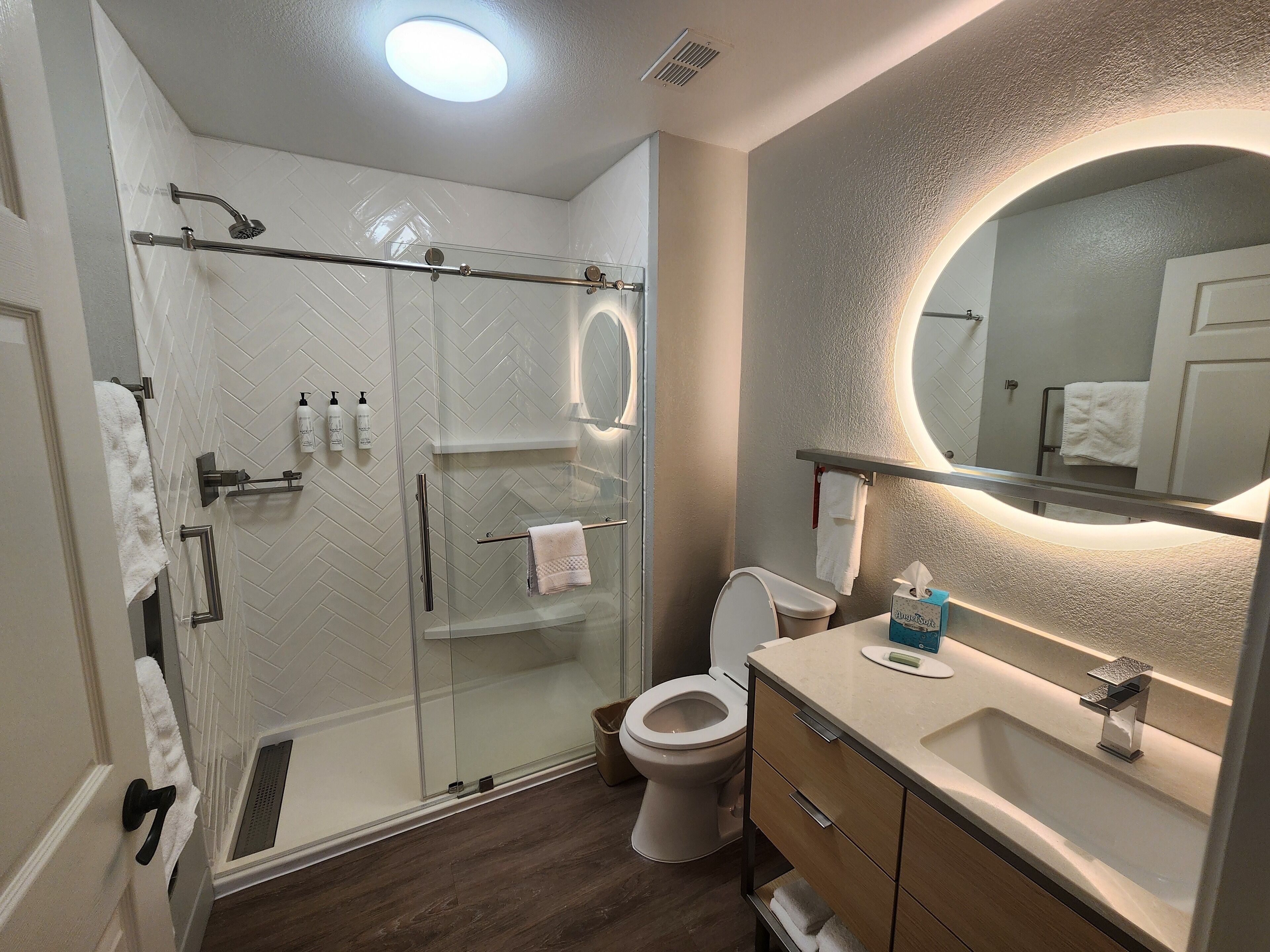 suite, 1 king bed with sofa bed | bathroom | combined shower/bathtub, free toiletries, hair dryer, towels