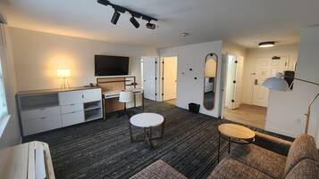 Suite, 1 King Bed with Sofa bed | Living area