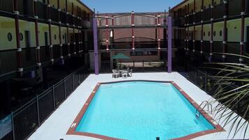 Alberca al aire libre, acceso de 10:00 a 22:00, y camastros