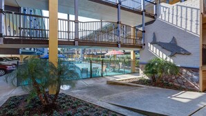 Piscine extérieure, chaises longues