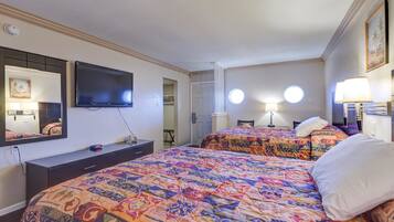 Habitación estándar, 2 camas Queen size | Escritorio, tabla de planchar con plancha, wifi gratis y ropa de cama