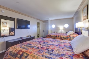 Quarto standard, 2 camas Queen | Escrivaninha, ferros/tábuas de passar roupa, Wi-Fi de cortesia