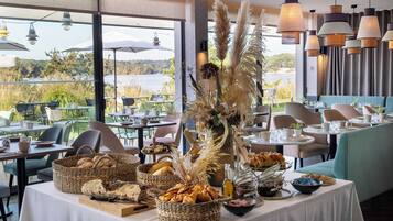 Daily continental breakfast (EUR 18 per person)