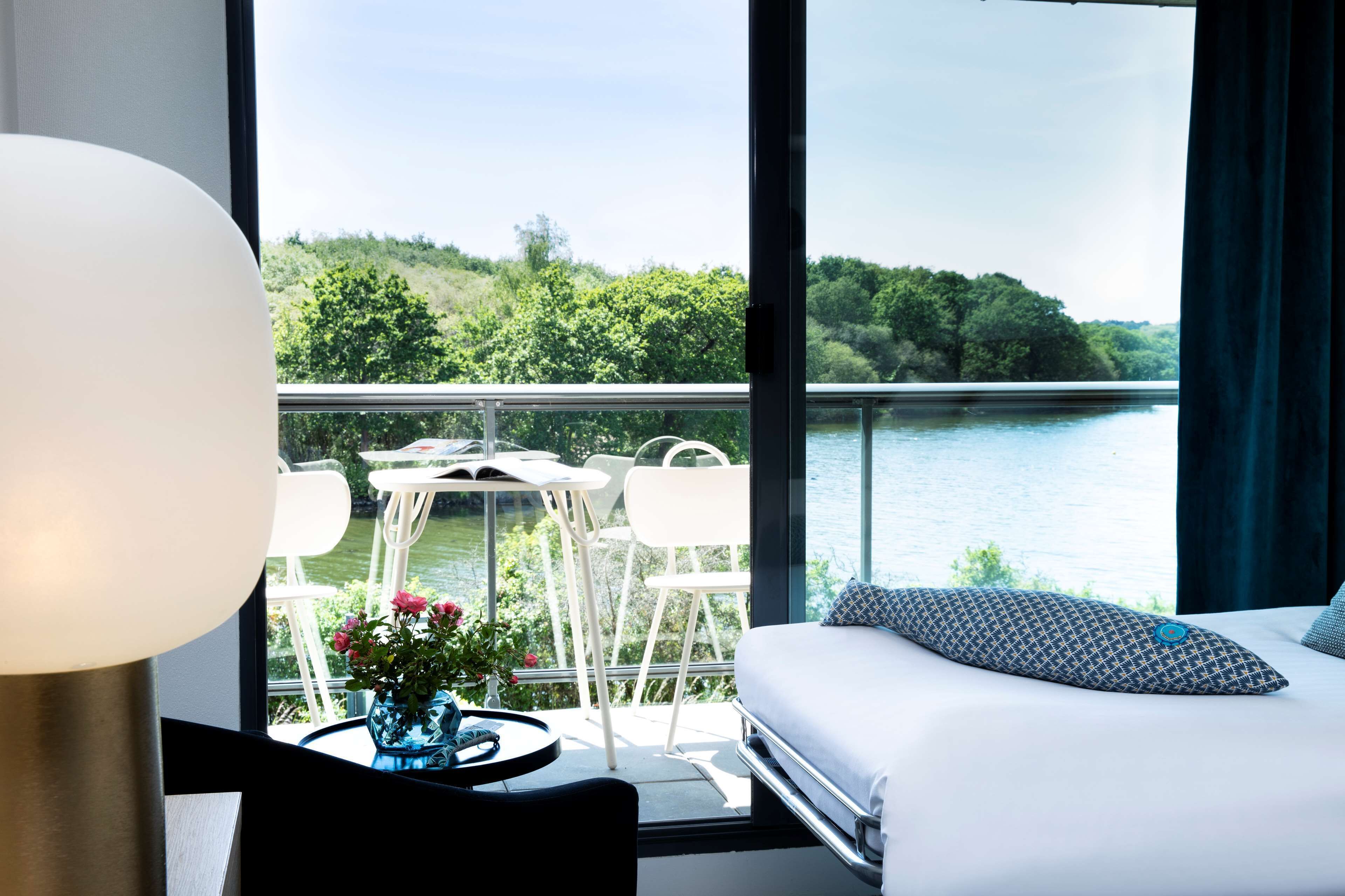 Minibar, coffres-forts dans les chambres, bureau