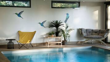 Piscine couverte, chaises longues