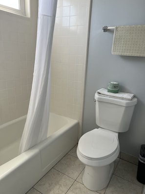 Bathroom - Sunset Inn (Grants Pass)