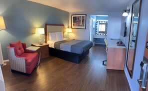 Habitación, 1 cama Queen size | Decoración personalizada, muebles diferentes y escritorio 