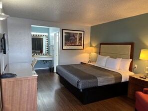 Room, 1 King Bed | Individually decorated, individually furnished, desk, laptop workspace - Sunset Inn (Grants Pass)