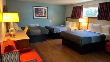 Quarto triplo família | Individualmente decorados, individualmente mobiliados, escrivaninha