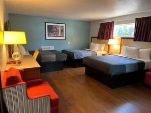 Family Triple Room | Individually decorated, individually furnished, desk, laptop workspace - Sunset Inn (Grants Pass)