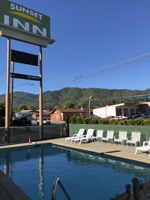 Outdoor pool - Sunset Inn (Grants Pass)