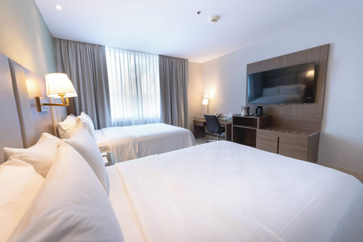 Standard-huone, 2 parisänkyä | Ylelliset vuodevaatteet, tallelokero huoneessa, pimennysverhot