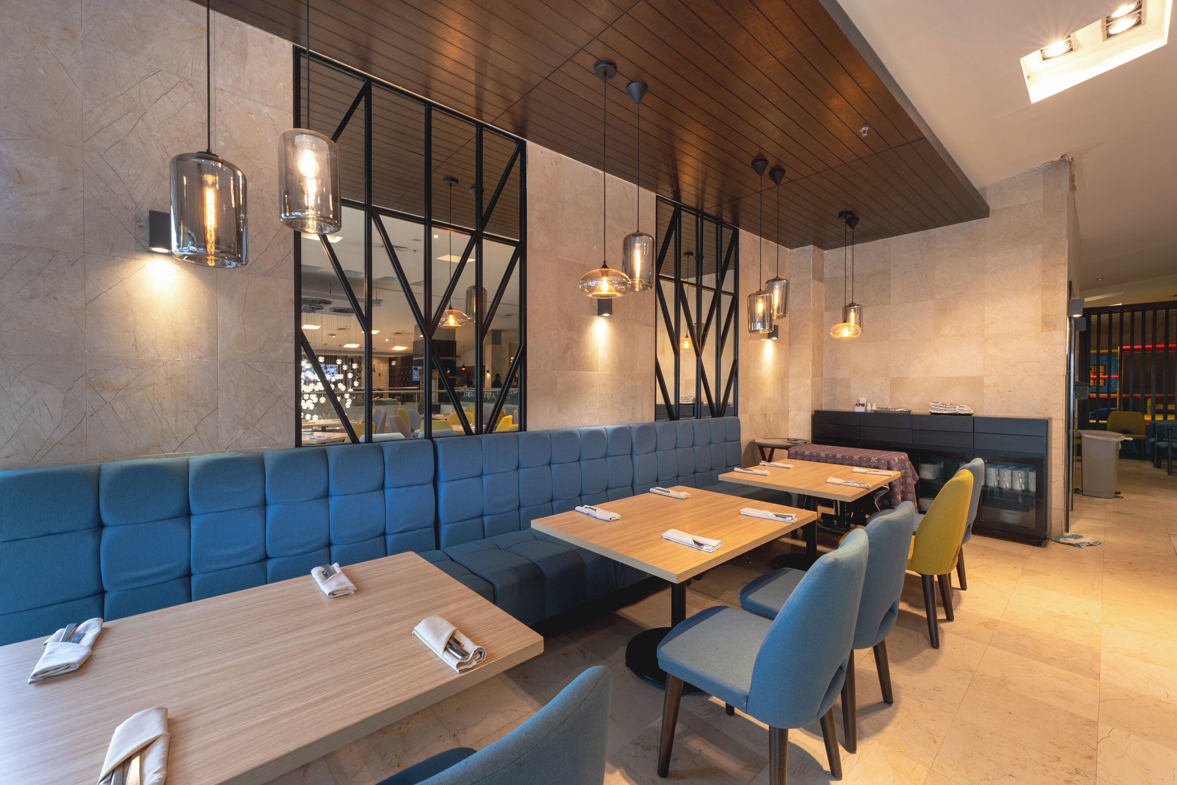 2 restaurants, breakfast, lunch, dinner served; international cuisine