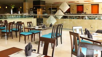 2 nhà hàng, phục vụ bữa sáng, bữa trưa, món ăn mang phong cách quốc tế