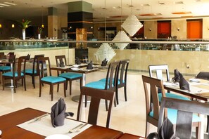 2 restaurants, spécialités Cuisine internationale