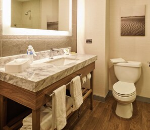 Shower, rainfall showerhead, free toiletries, hair dryer - Hampton Inn by Hilton Ciudad Juárez (Ciudad Juárez)