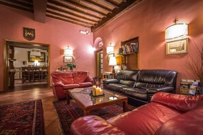 Desayuno buffet diario (EUR 7 por persona)