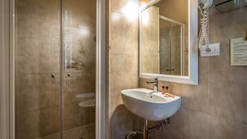 Dusche, kostenlose Toilettenartikel, Haartrockner, Bidet