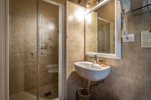 Ducha, artículos de tocador gratuitos, secador de pelo, bidet