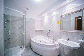 Suite | Bathroom | Towels - Hotel Opera (Sopot)